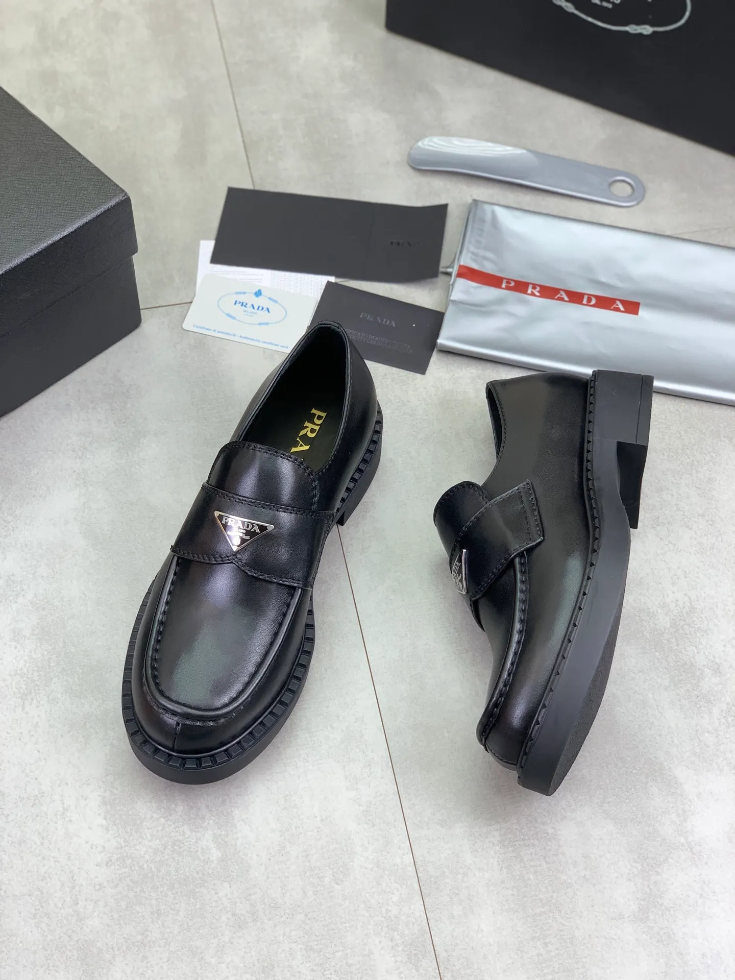 Factory price P800 💰Original quality, top version🔱 ＰＲＡＤＡPrada. Men's business casual leather shoes, top quality cow leather. 1:1 shipment ⬆️Luxurious and noble, all made of imported original first-layer fine suede cowhide, just to create a more comfortable wearing experience. Upper: original comfortable open-edge bead-rubbed calfskin ➕Top imported water-dyed full cow lining, original high-end lightweight and comfortable TPU combination bottom ✔️Code number: 39-44 (38 45 Can be customized)